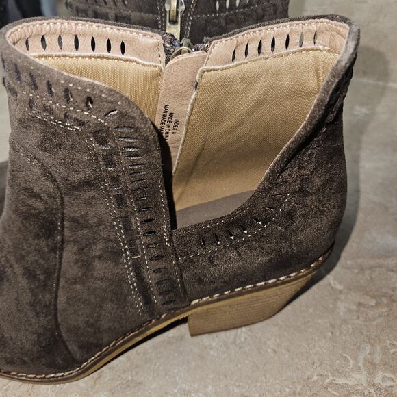 Boutique By CORKYS Booties womens SZ 8 Suede Cutout Ankle Boot Festival Fair - Picture 9 of 11